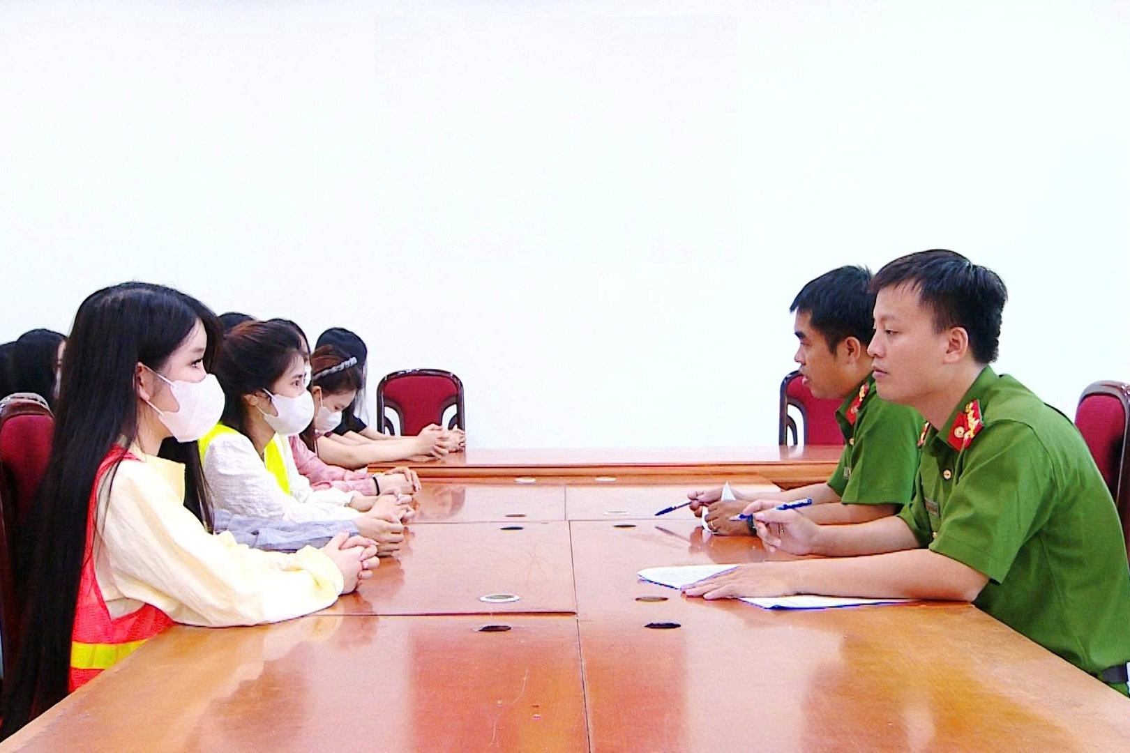 Lực lượng chức năng làm việc với các đối tượng liên quan