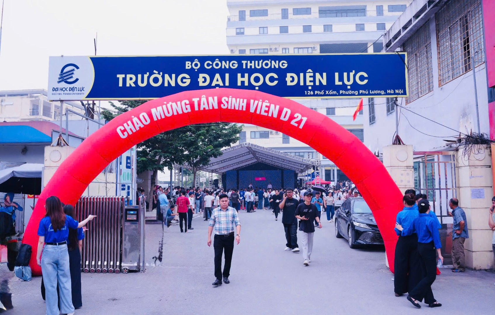 Ngay từ cổng trường đã dựng lên dòng chữ chào mừng tân sinh viên D21