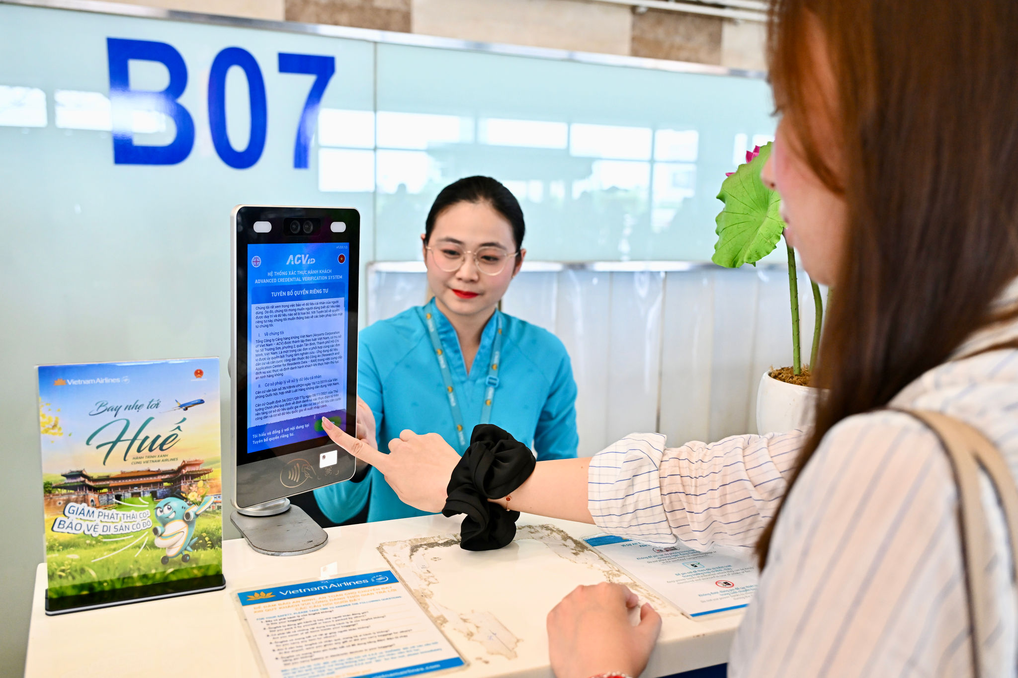 3. Hành khách sử dụng sinh trắc học trong quá trình làm thủ tục, góp phần giảm phát thải trên hành trình.