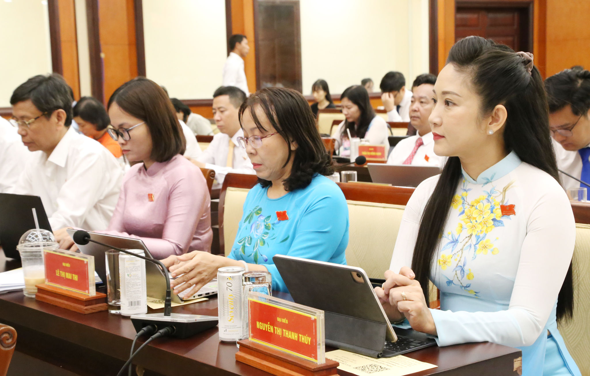C&aacute;c đại biểu nghi&ecirc;n cứu c&aacute;c dự thảo nghị quyết được tr&igrave;nh tại kỳ họp