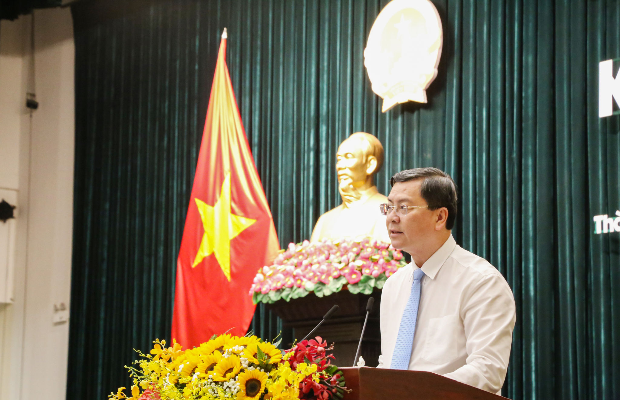 Ph&oacute; Chủ tịch UBND TP. Hồ Ch&iacute; Minh Nguyễn C&ocirc;ng Vinh tr&igrave;nh b&agrave;y dự thảo nghị quyết tại kỳ họp