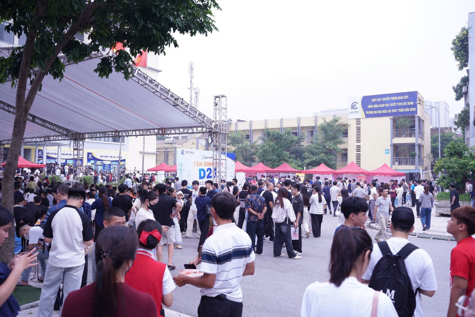 Không khí rộn ràng chào đón tân sinh viên D21 nhập học tại Cơ sở 3