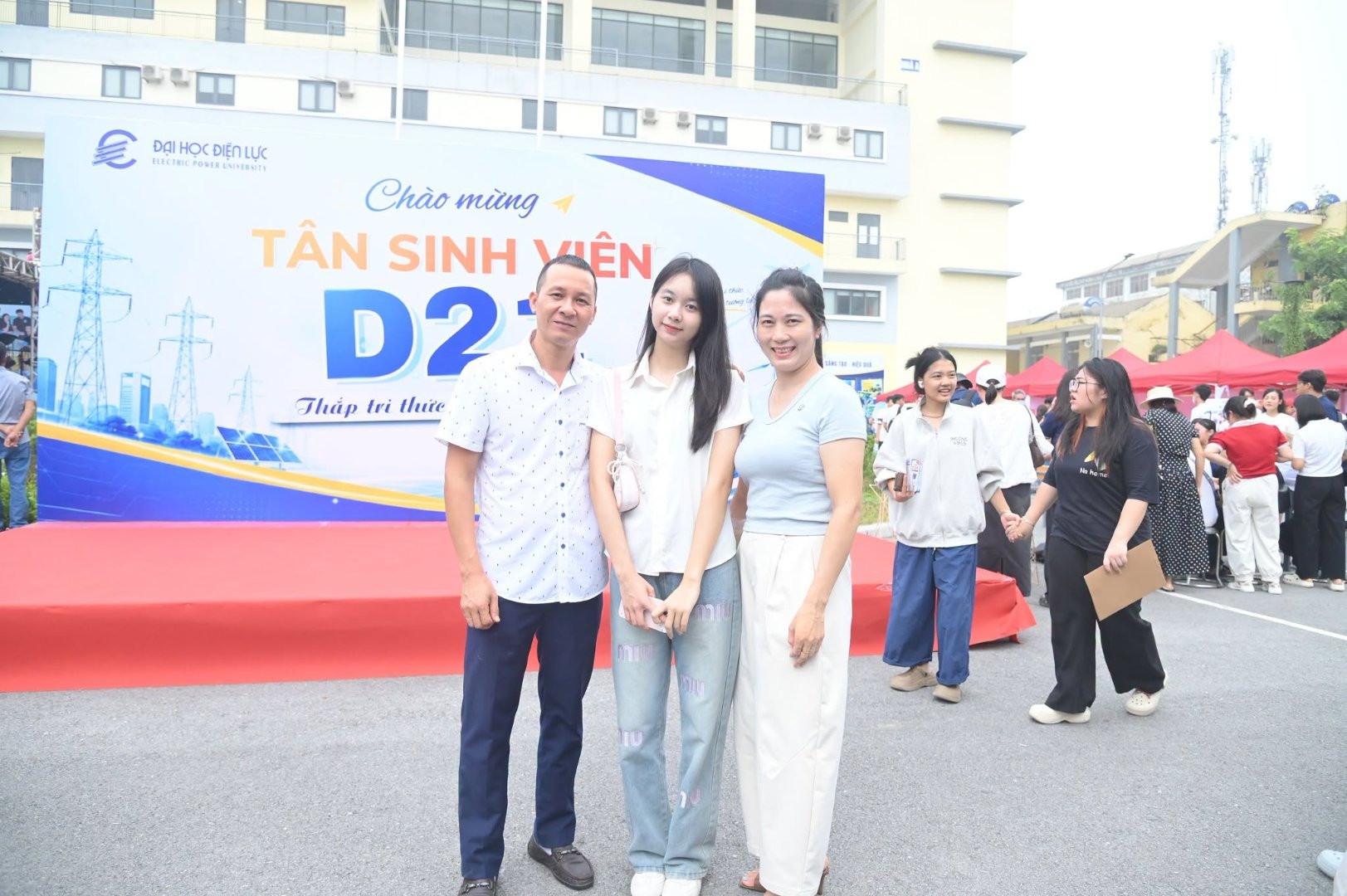 Phụ huynh cùng tân sinh viên D21 phấn khởi chụp ảnh kỷ niệm