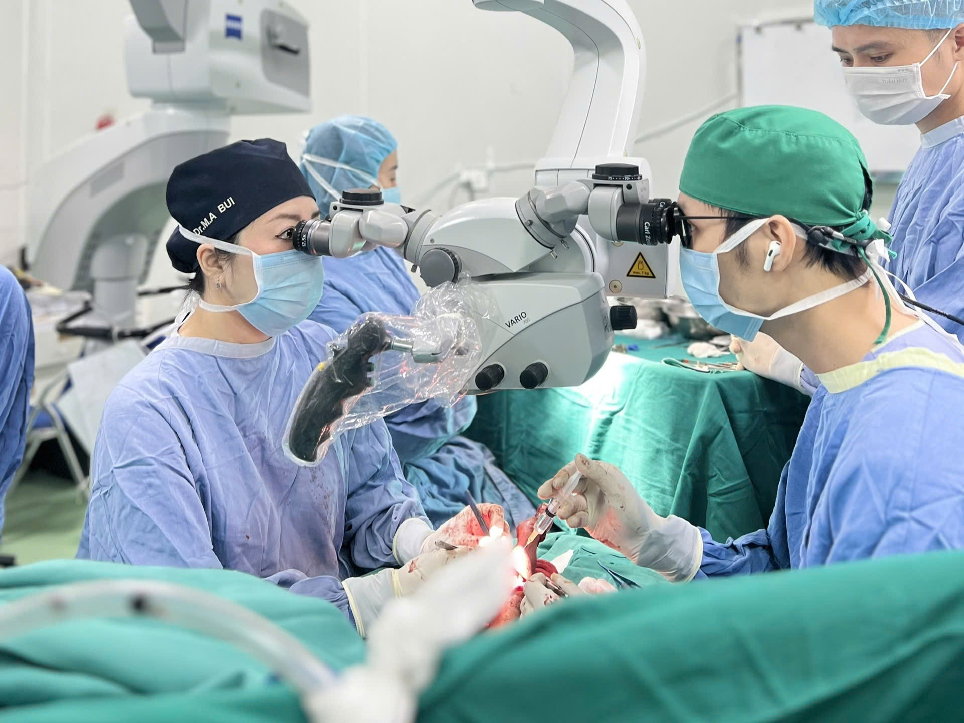 Ê-kíp thực hiện phẫu thuật vi phẫu phục hồi nụ cười cho người bệnh