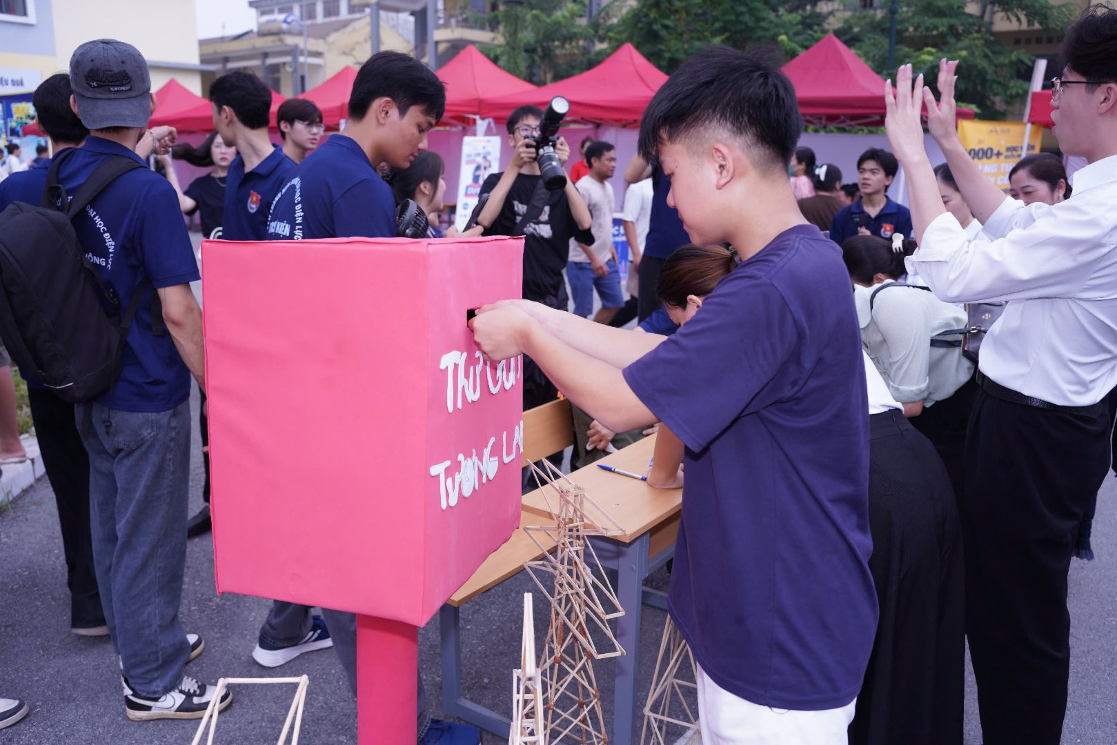 Cán bộ, giảng viên trực tiếp hướng dẫn sinh viên hoàn thiện hồ sơ, giải đáp các nội dung liên quan đến thủ tục; đội ngũ sinh viên tình nguyện hỗ trợ chỉ dẫn, phân luồng và giải đáp những thông tin ban đầu về học tập, sinh hoạt.