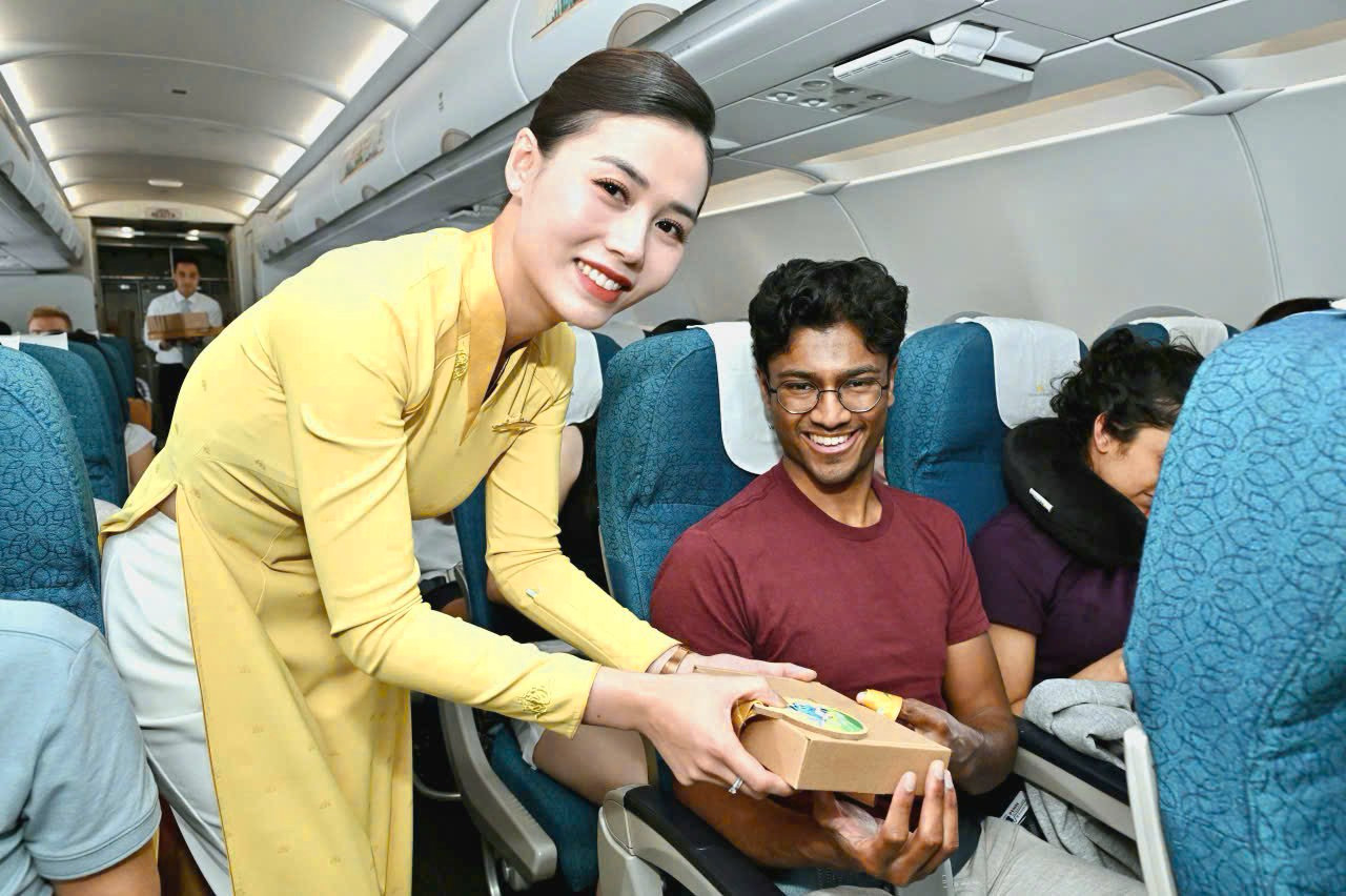 7. Tiếp viên Vietnam Airlines trao quà thân thiện với môi trường, ghi nhận sự đồng hành của hành khách trên chuyến “Bay nhẹ tới Huế”.