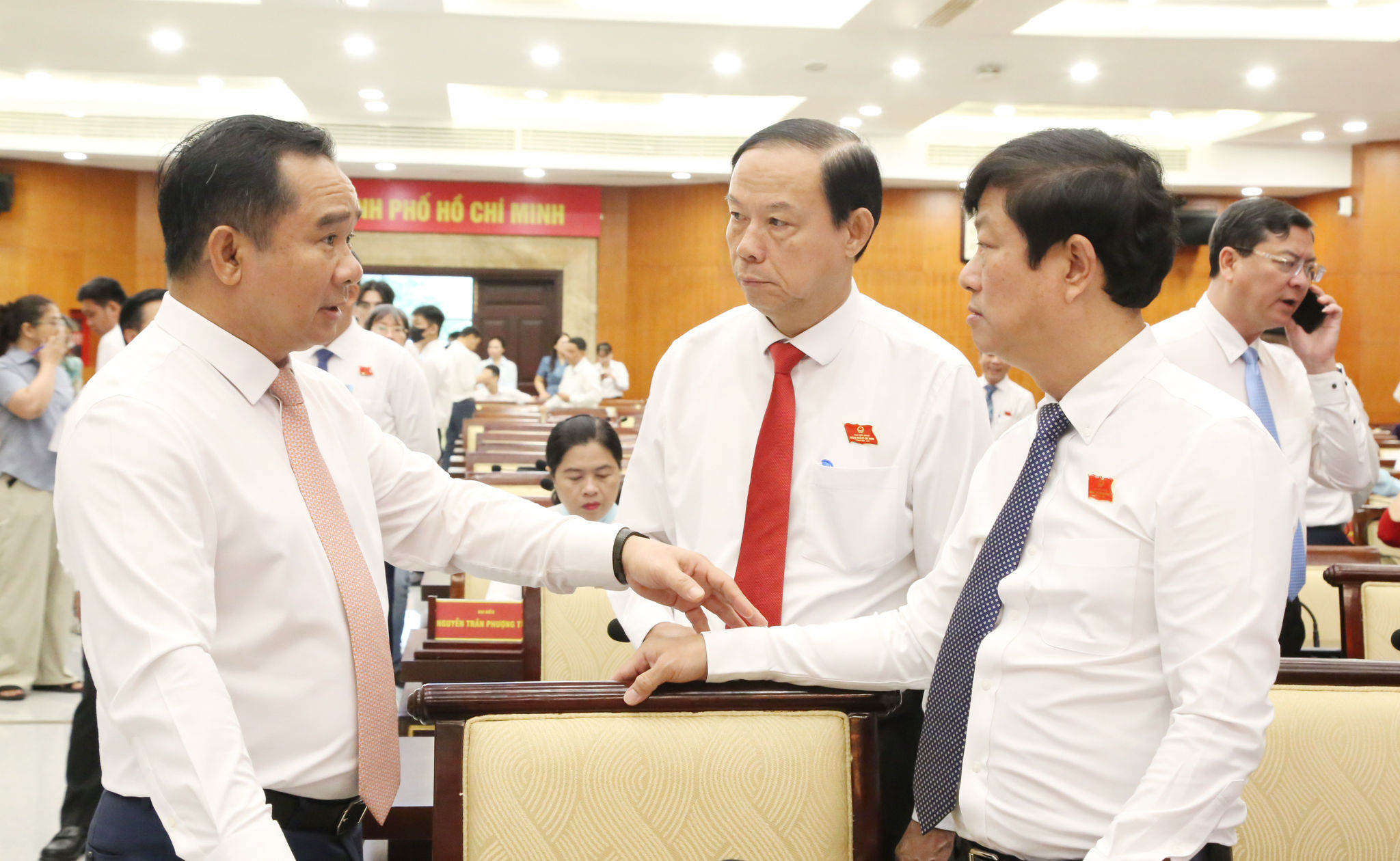 Chủ tịch UBND Th&agrave;nh phố c&ugrave;ng Thường trực HĐND Th&agrave;nh phố trao đổi tại kỳ họp