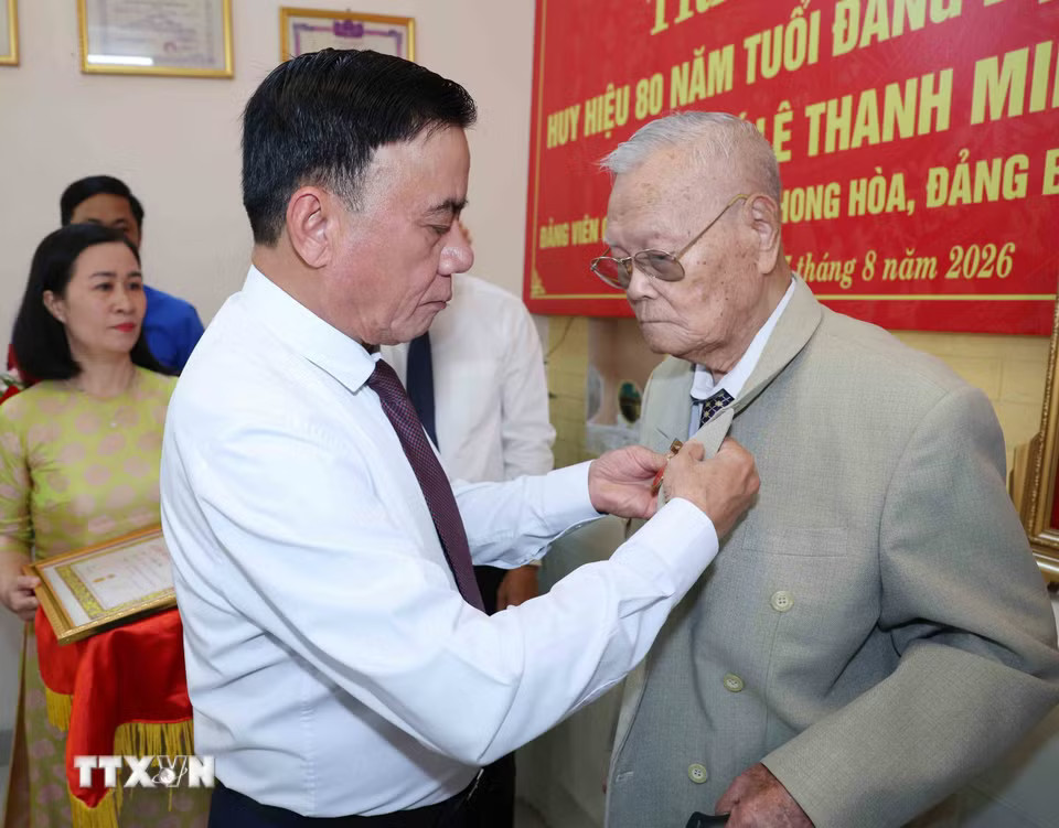 Thường trực Ban Bí thư Trần Cẩm Tú trao Huy hiệu 80 năm tuổi Đảng cho đảng viên lão thành Lê Thanh Minh, phường Hội An, thành phố Đà Nẵng