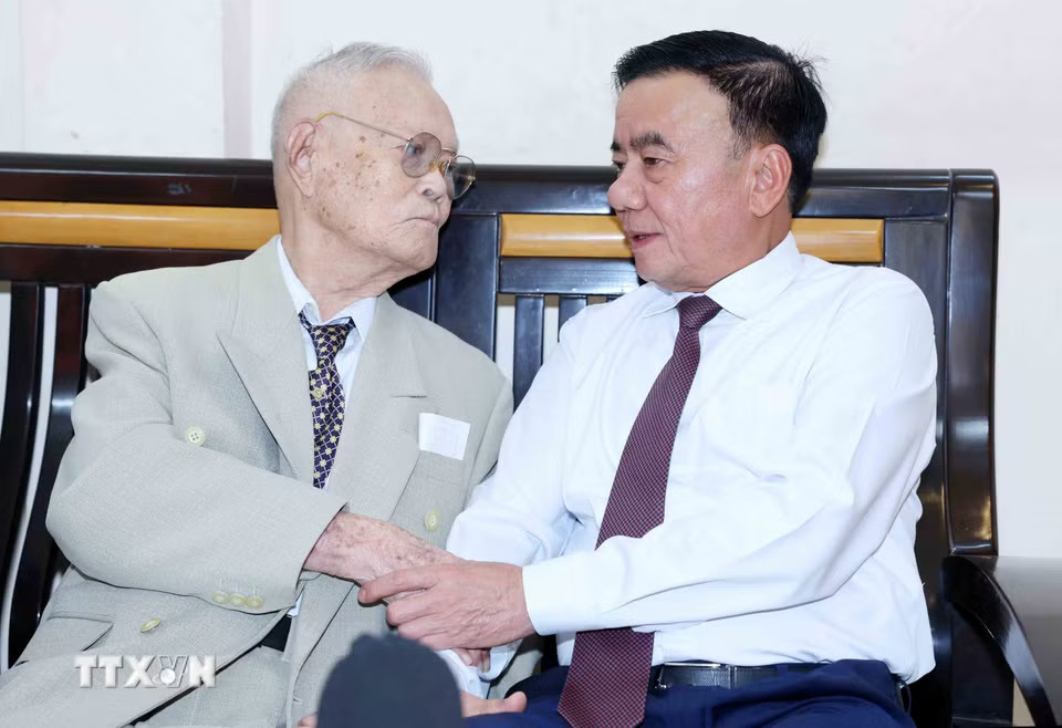 Thường trực Ban Bí thư Trần Cẩm Tú với đảng viên lão thành Lê Thanh Minh, phường Hội An, thành phố Đà Nẵng