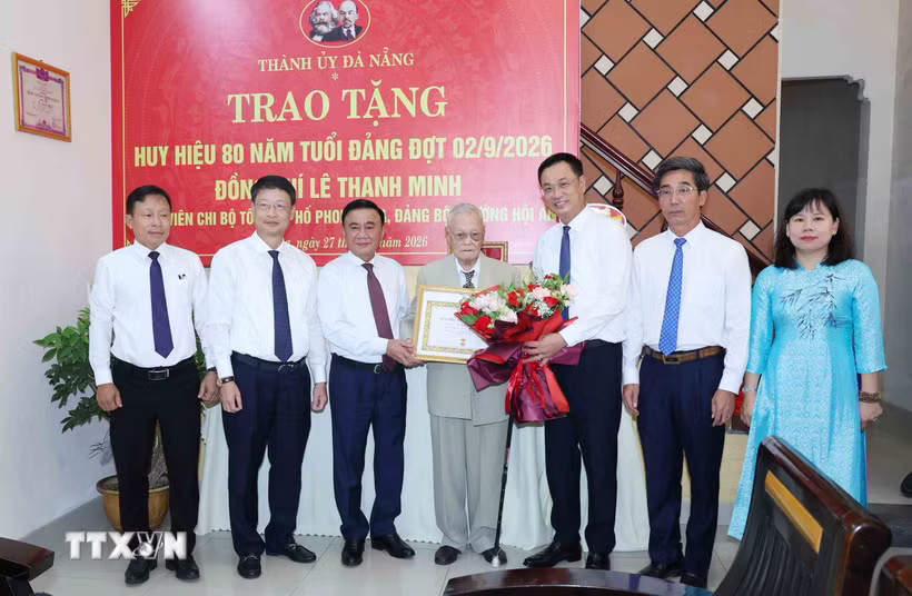 Thường trực Ban Bí thư Trần Cẩm Tú trao Huy hiệu 80 năm tuổi Đảng cho đảng viên lão thành Lê Thanh Minh, phường Hội An, thành phố Đà Nẵng