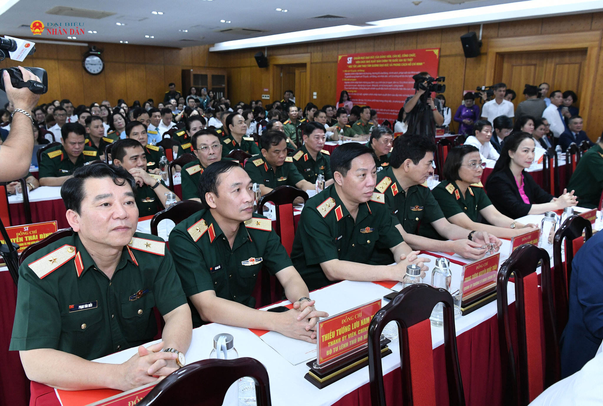 Các đại biểu dự lễ ra mắt sách.1