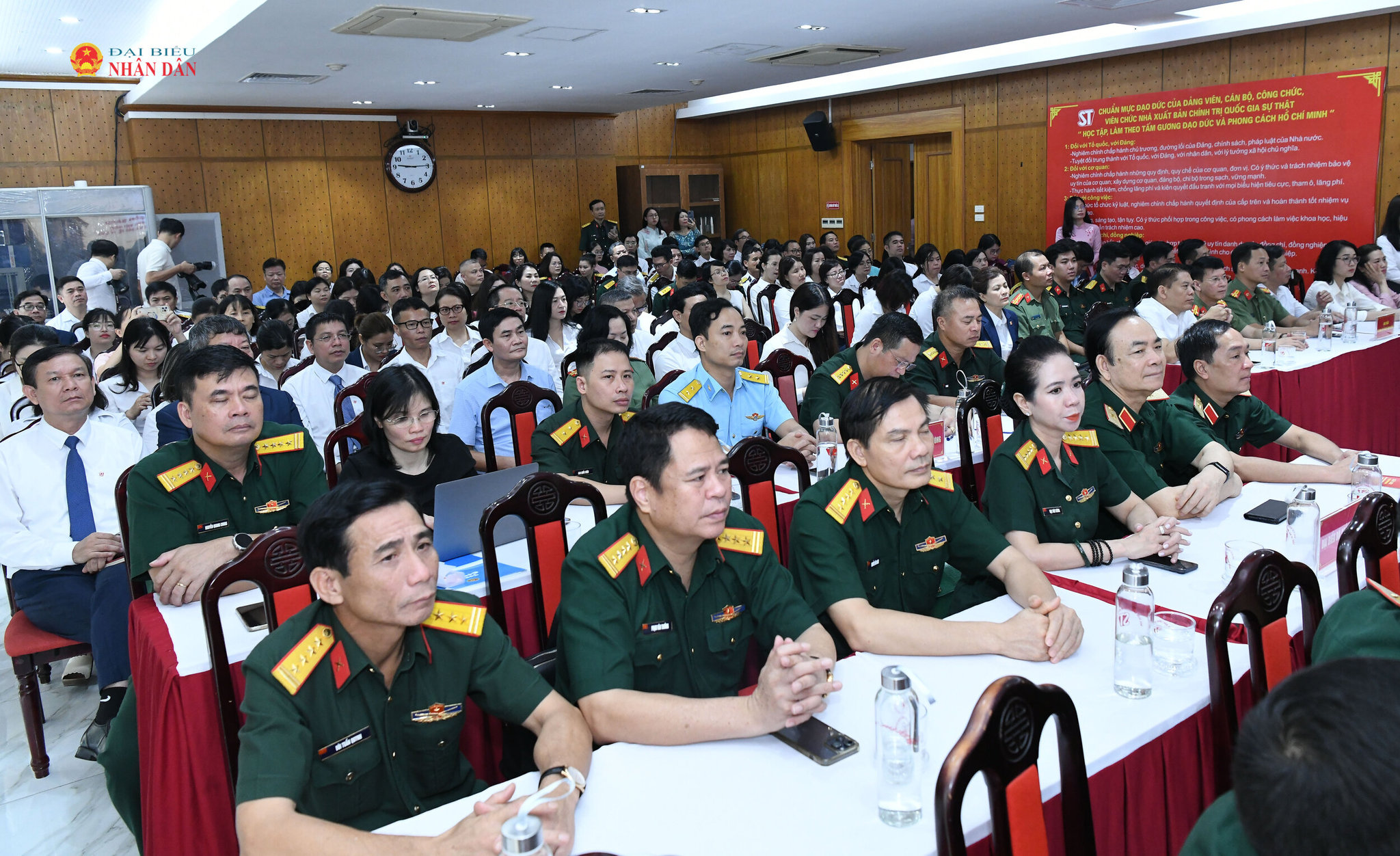 Các đại biểu dự lễ ra mắt sách.2