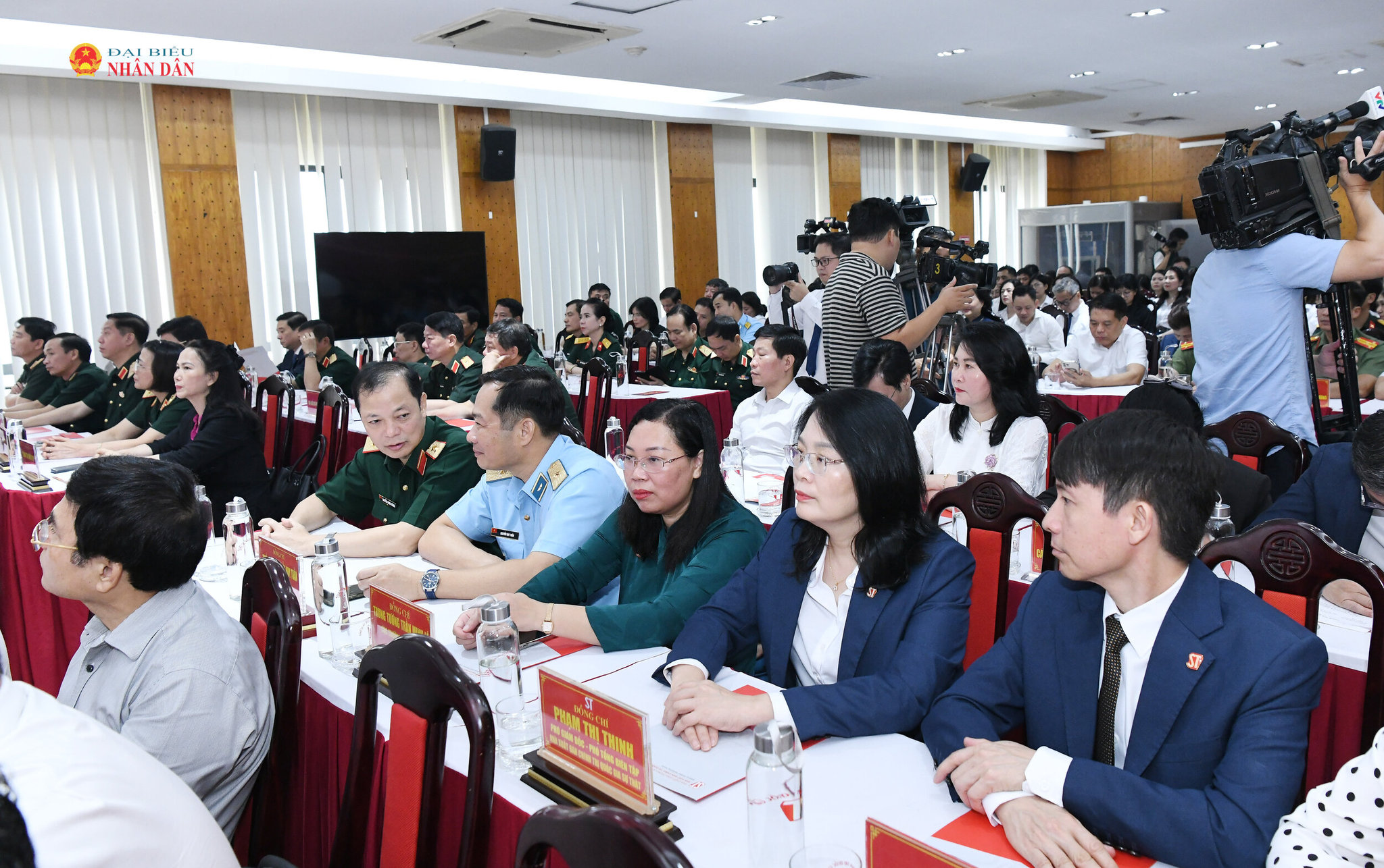 Các đại biểu dự lễ ra mắt sách.3