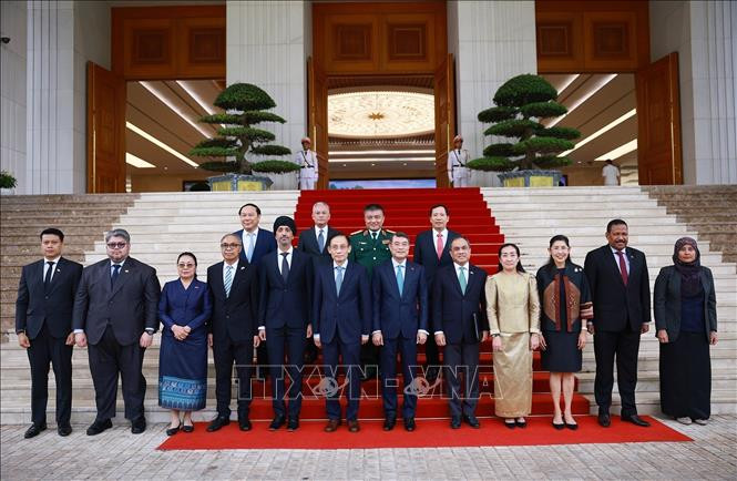 Thủ tướng Lê Minh Hưng, Đại sứ các nước ASEAN tại Việt Nam và các đại biểu chụp ảnh lưu niệm