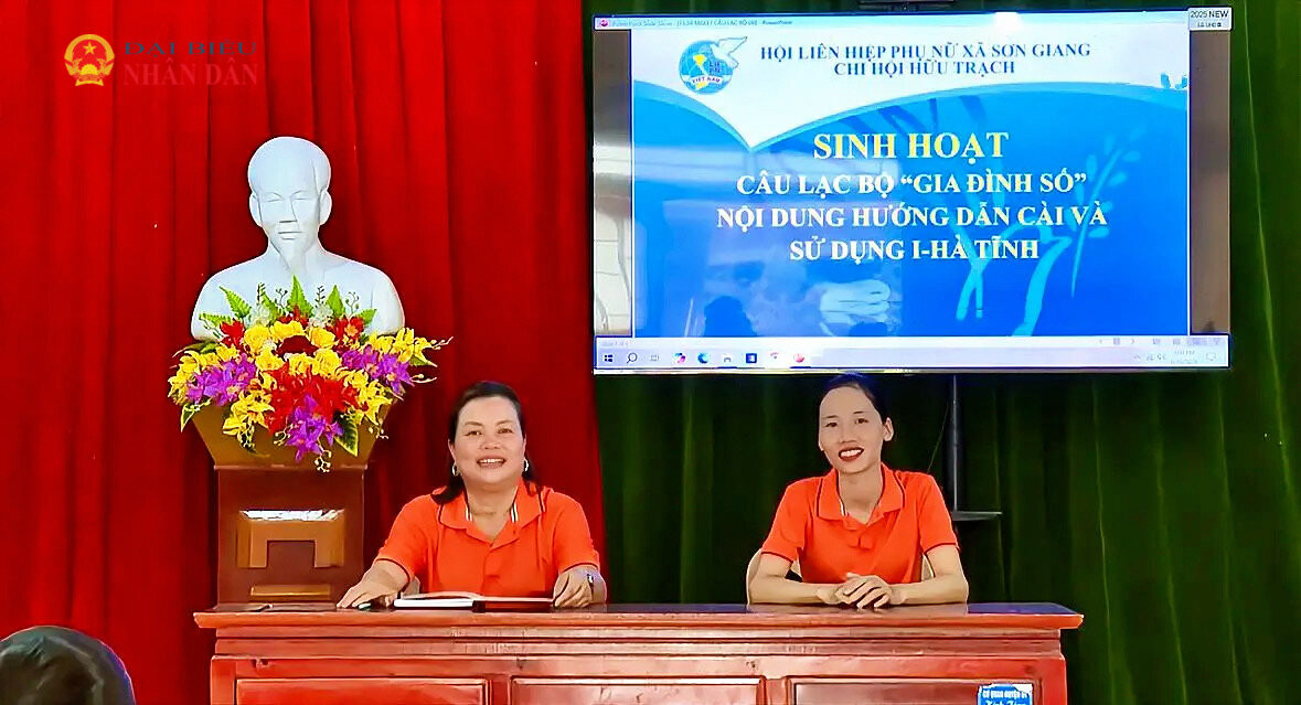 Một buổi sinh hoạt của CLB ”Gia đình số” thôn Hữu Trạch