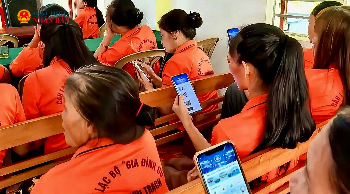 Hội viên CLB ”Gia đình số” thực hành sử dụng các nền tảng số