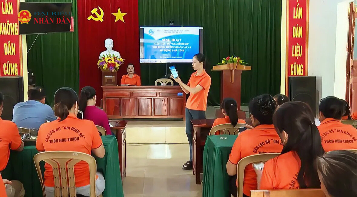 Một buổi sinh hoạt của CLB “Gia đình số” thôn Hữu Trạch