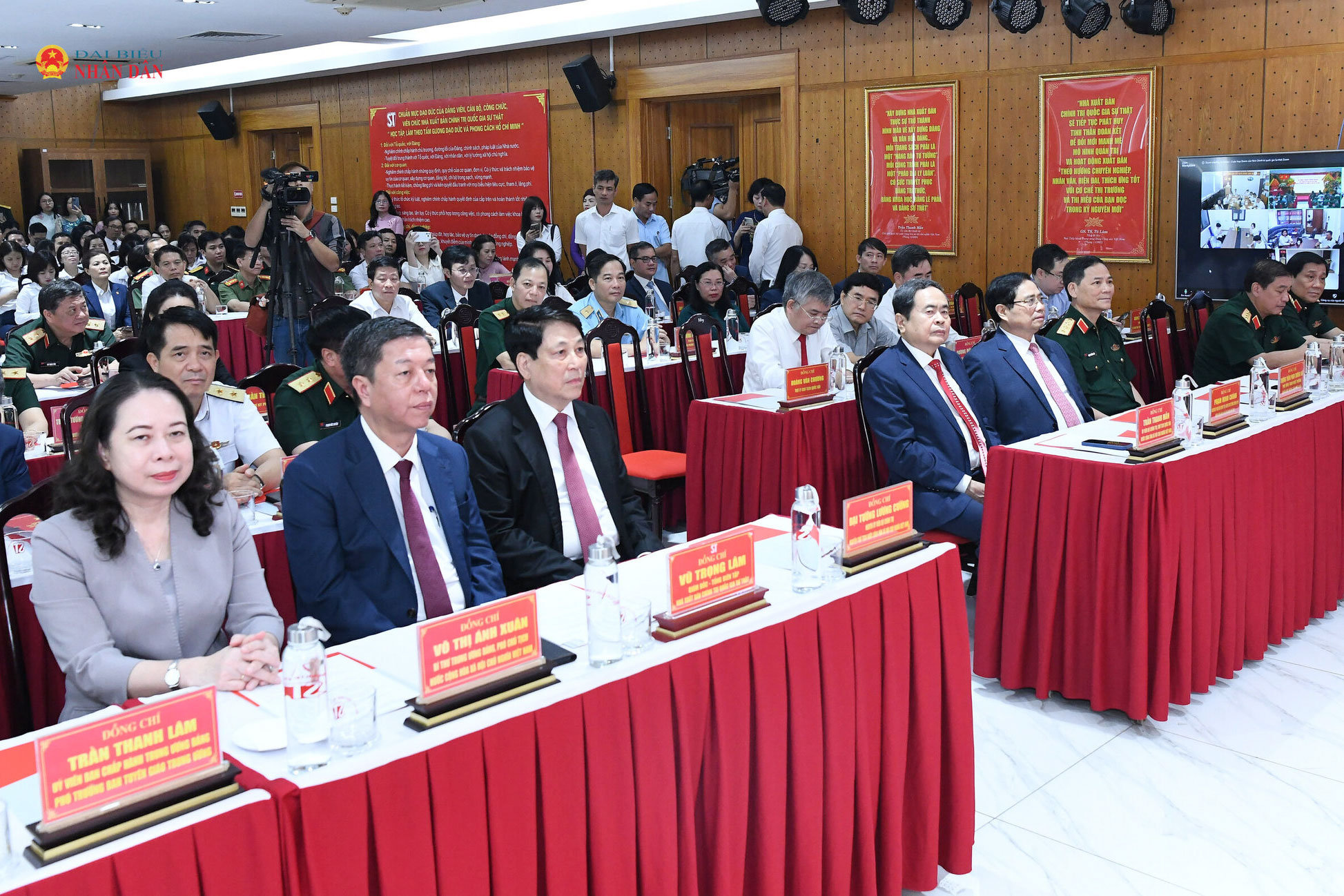 Chủ tịch Quốc hội Trần Thanh Mẫn; nguyên Chủ tịch nước Lương Cường; nguyên Thủ tướng Chính phủ Phạm Minh Chính; Phó Chủ tịch nước Võ Thị Ánh Xuân và các đại biểu dự buổi lễ