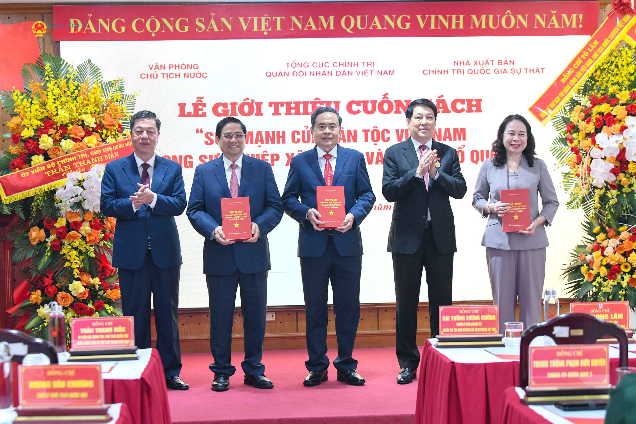 Nguyên Chủ tịch nước Lương Cường trao sách tặng Chủ tịch Quốc hội Trần Thanh Mẫn; nguyên Thủ tướng Chính phủ Phạm Minh Chính; Phó Chủ tịch nước Võ Thị Ánh Xuân