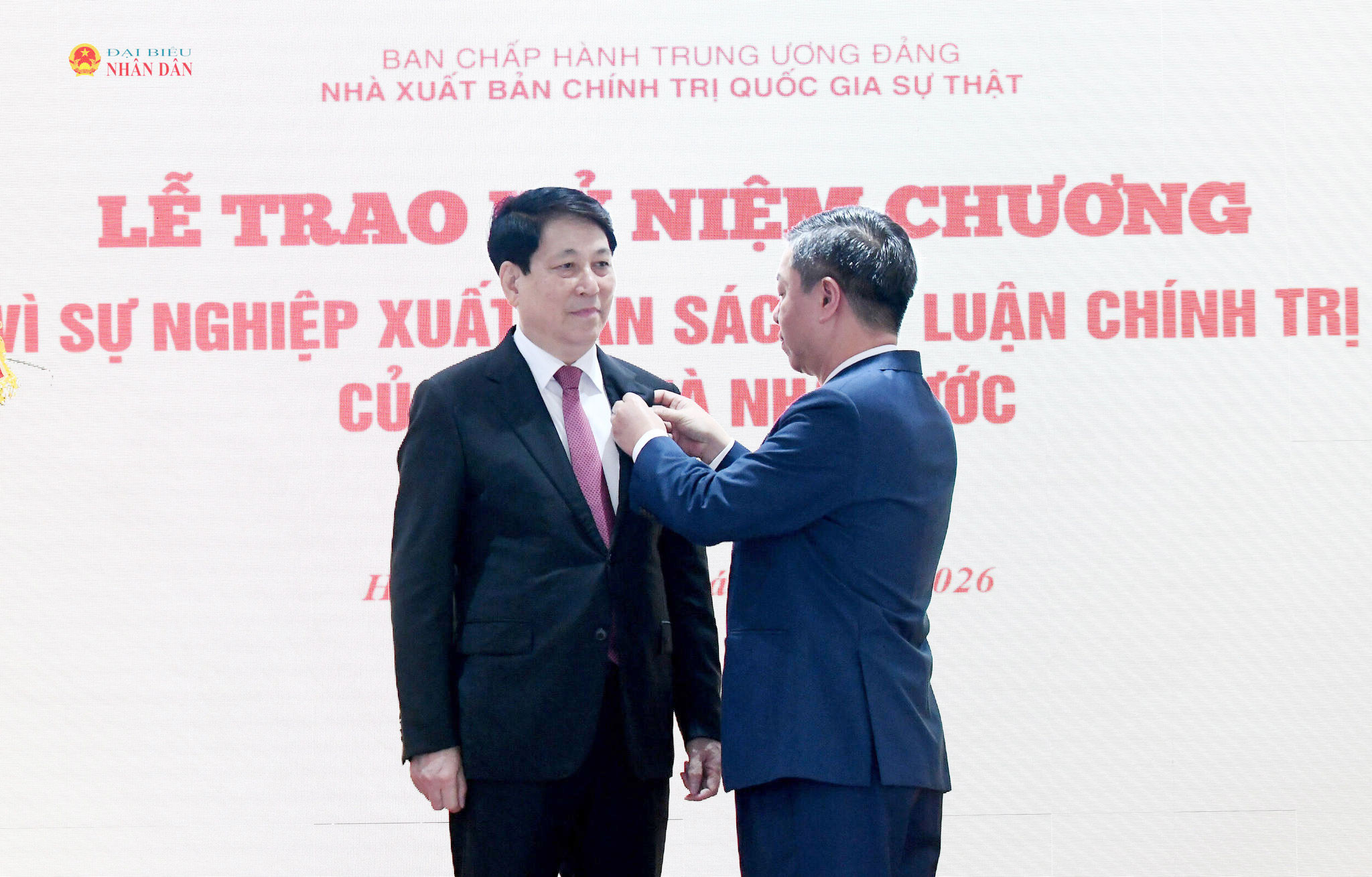 Giám đốc - Tổng Biên tập Nhà xuất bản Chính trị quốc gia Sự thật Vũ Trọng Lâm trao Kỷ niệm chương “Vì sự nghiệp xuất bản sách lý luận, chính trị của Đảng và Nhà nước” tặng nguyên Chủ tịch nước Lương Cường