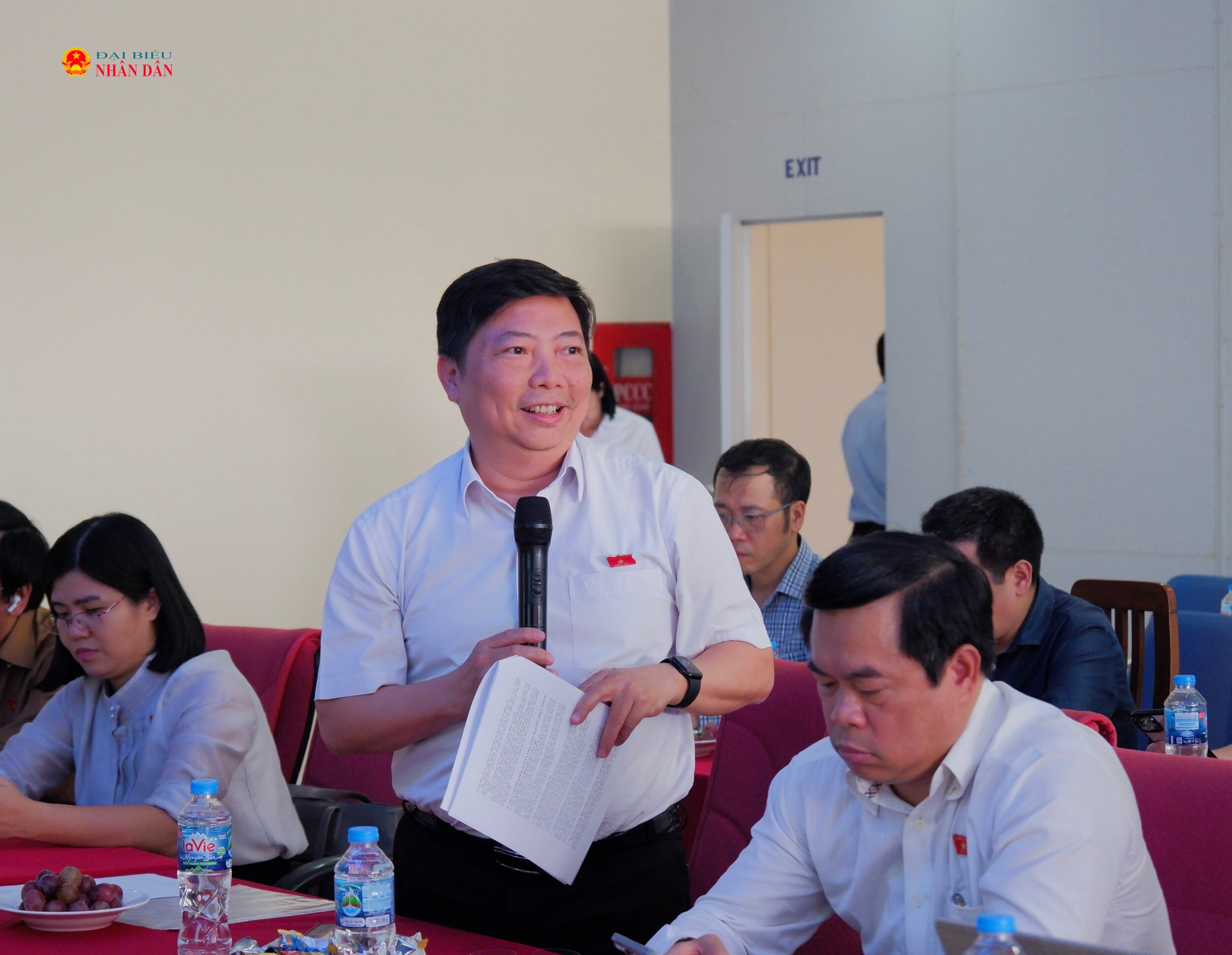 ĐBQH Nguyễn Vũ Trung (TP. Hồ Chí Minh), Viện trưởng Viện Pasteur TP. Hồ Chí Minh trao đổi tại cuộc làm việc