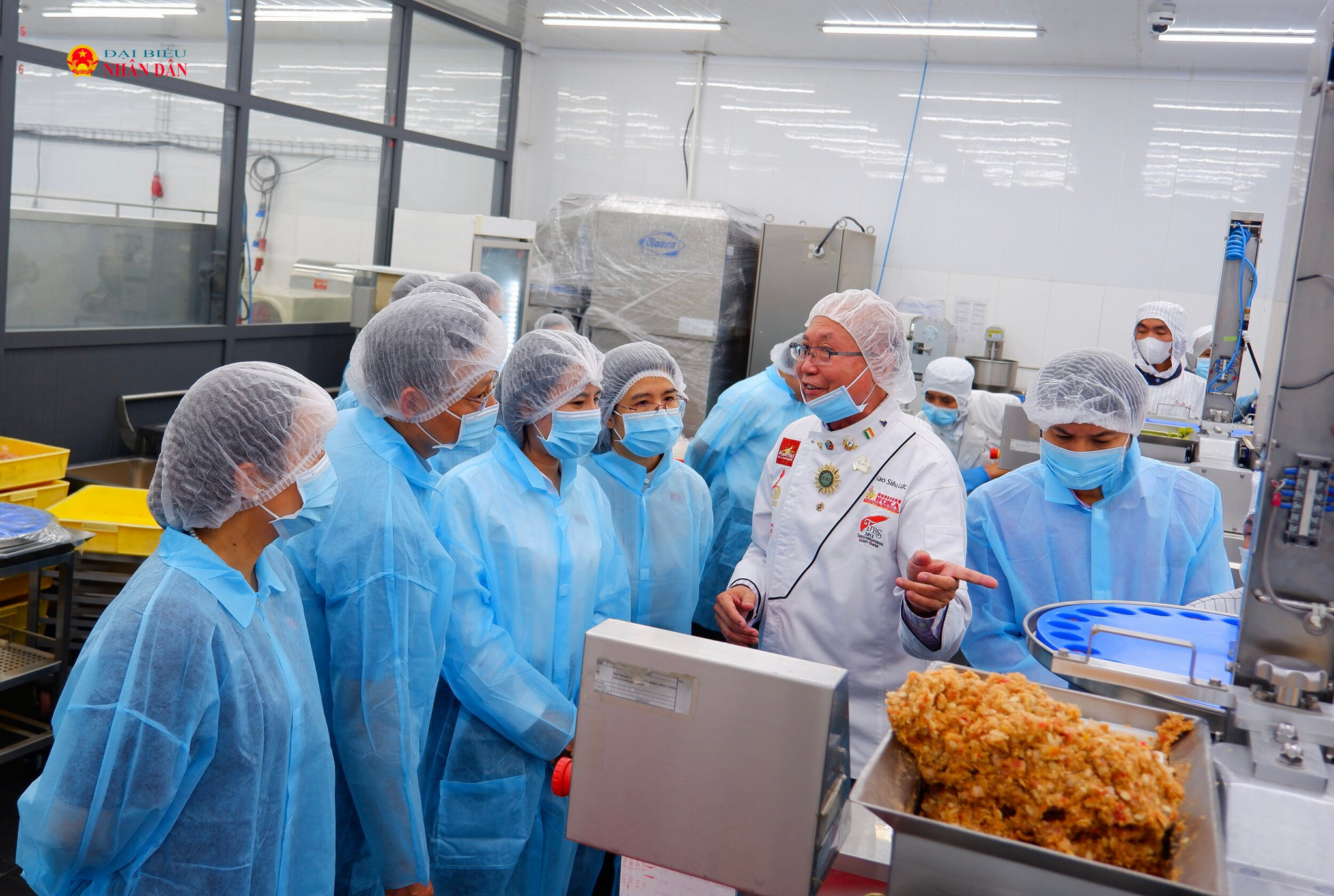 Trong quá trình khảo sát, các thành viên Đoàn đã trực tiếp tìm hiểu hoạt động của dây chuyền sản xuất, điều kiện nhà xưởng, khu vực bảo quản nguyên liệu và thành phẩm