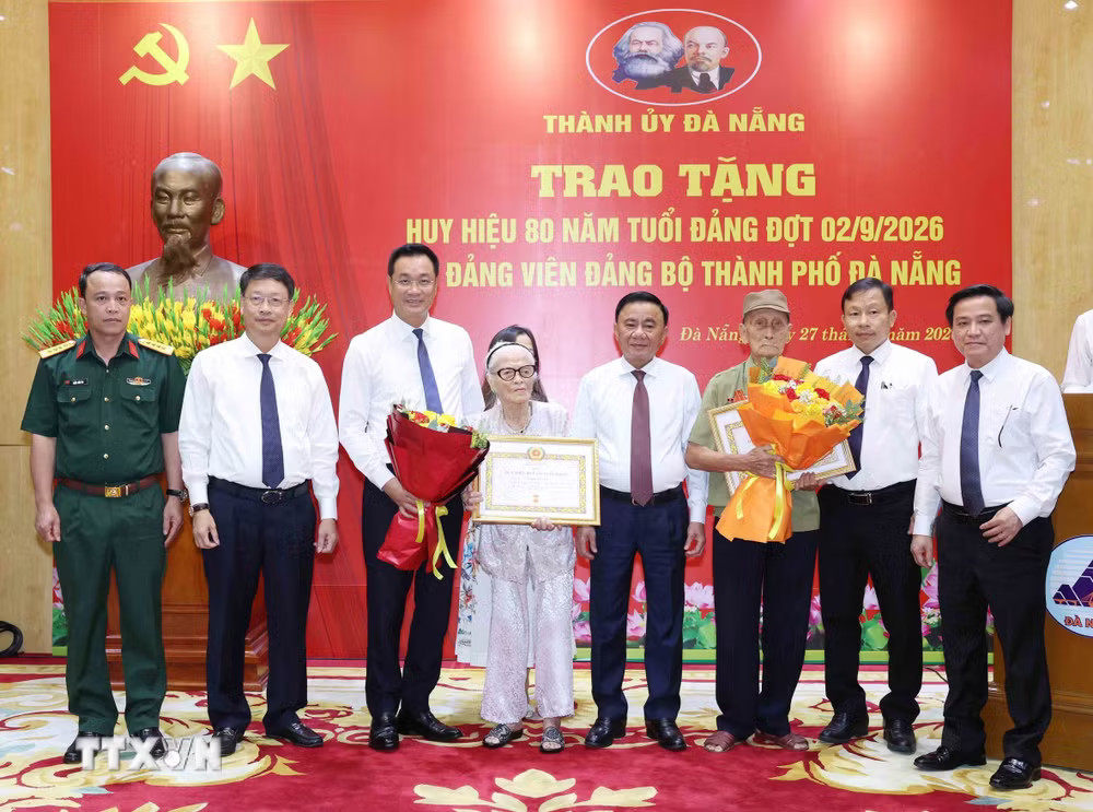 Thường trực Ban Bí thư Trần Cẩm Tú trao Huy hiệu 80 năm tuổi Đảng cho đảng viên lão thành Nguyễn Thị Hữu và Hồ Văn Lang, Đảng bộ thành phố Đà Nẵng