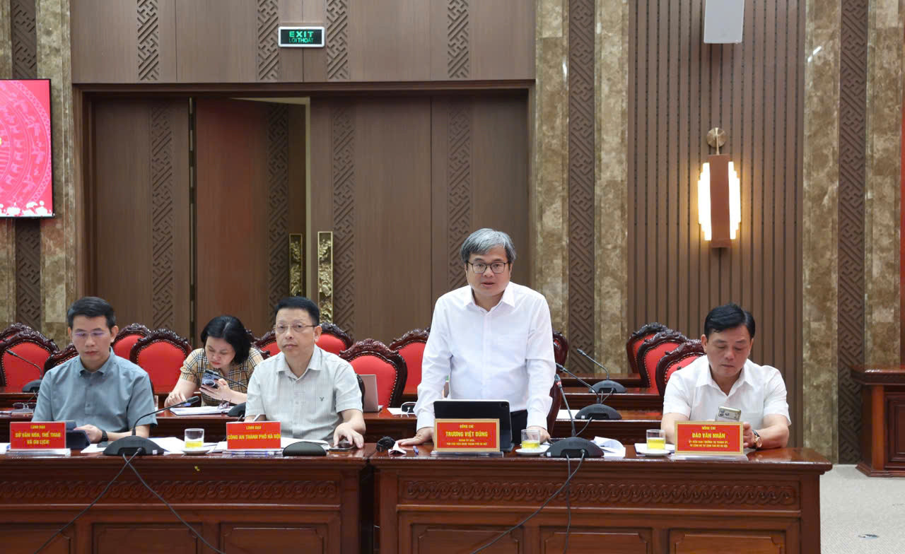 Phó Chủ tịch UBND thành phố Trương Việt Dũng phát biểu tại hội nghị