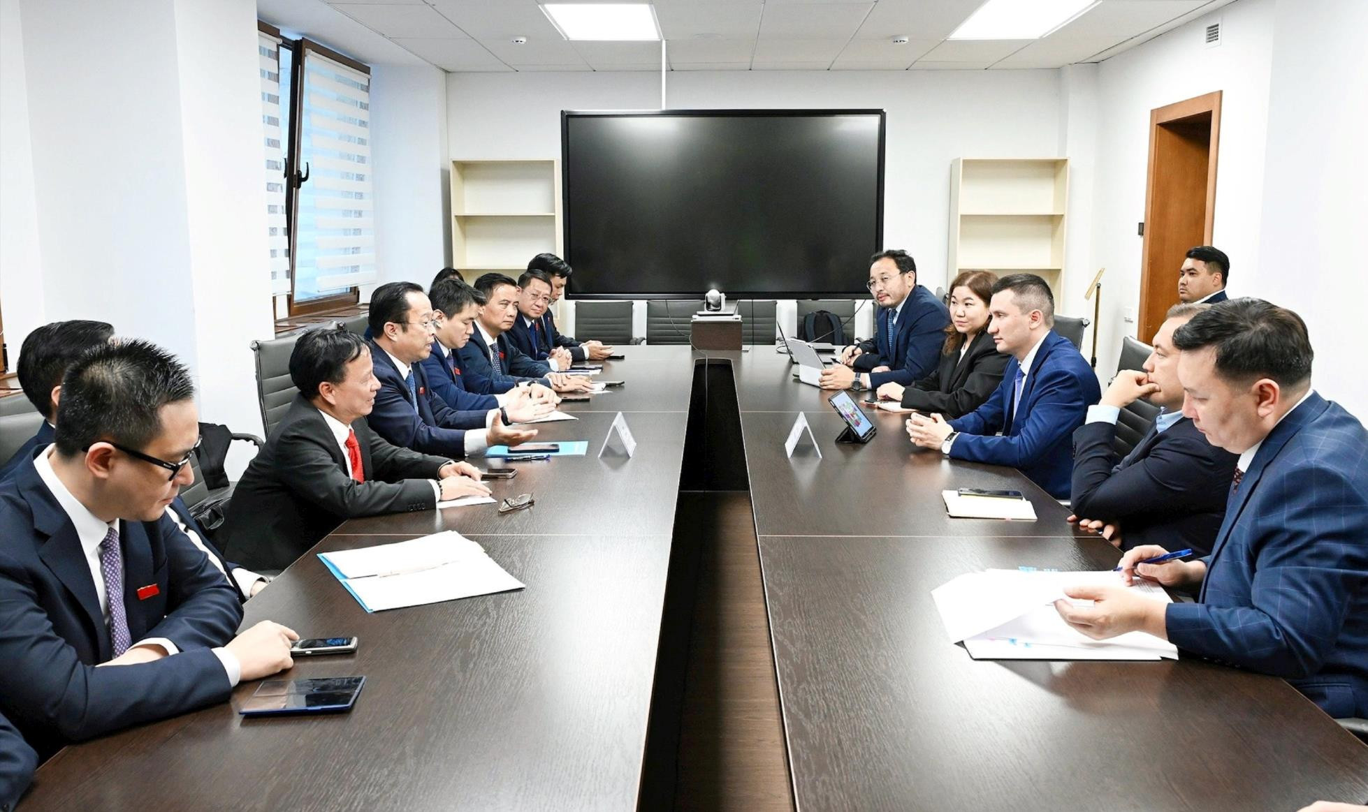 Đoàn công tác làm việc với Tòa thị chính Almaty