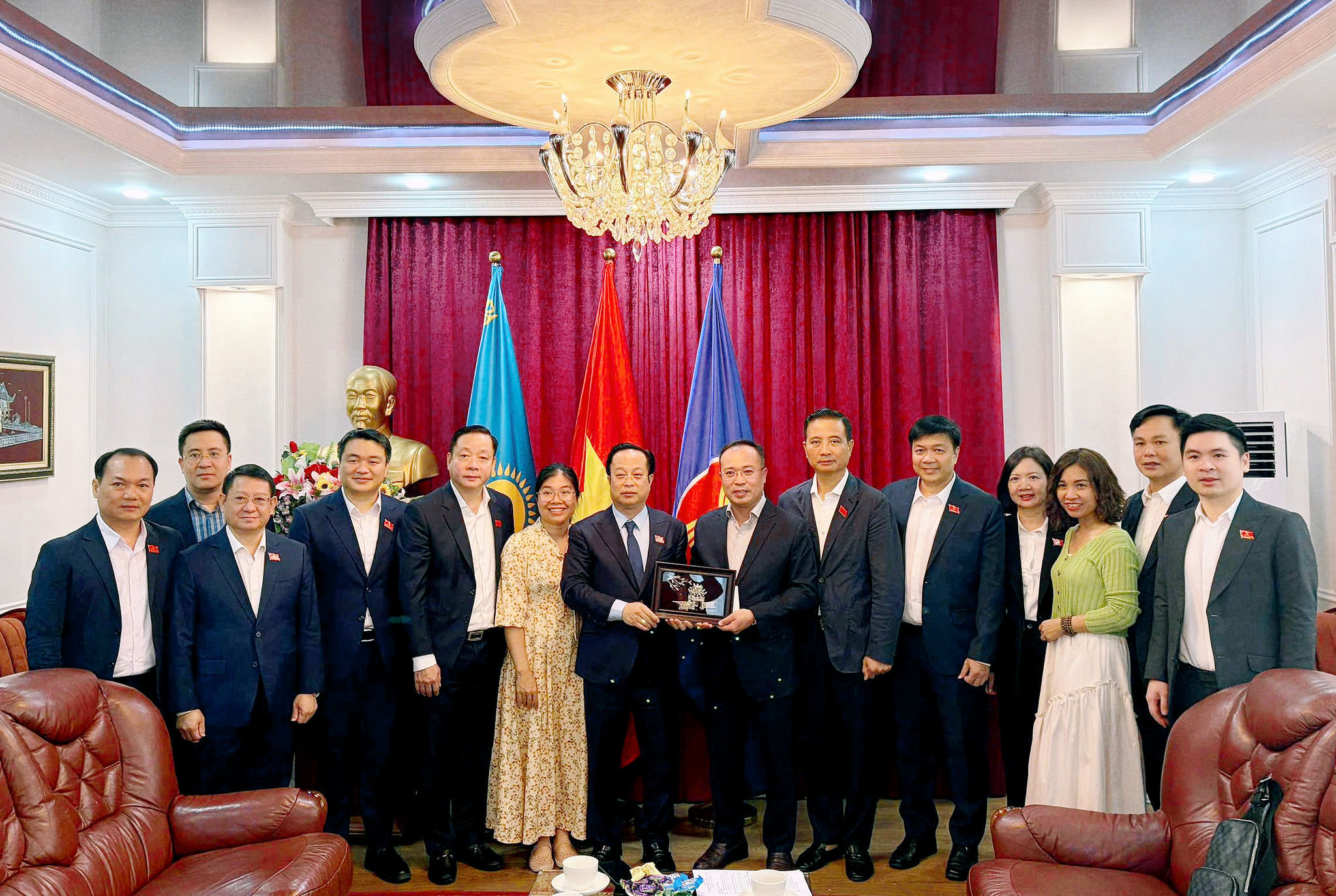 Phó Chủ tịch Thường trực HĐND thành phố Hà Nội tặng quà lưu niệm Đại sứ quán