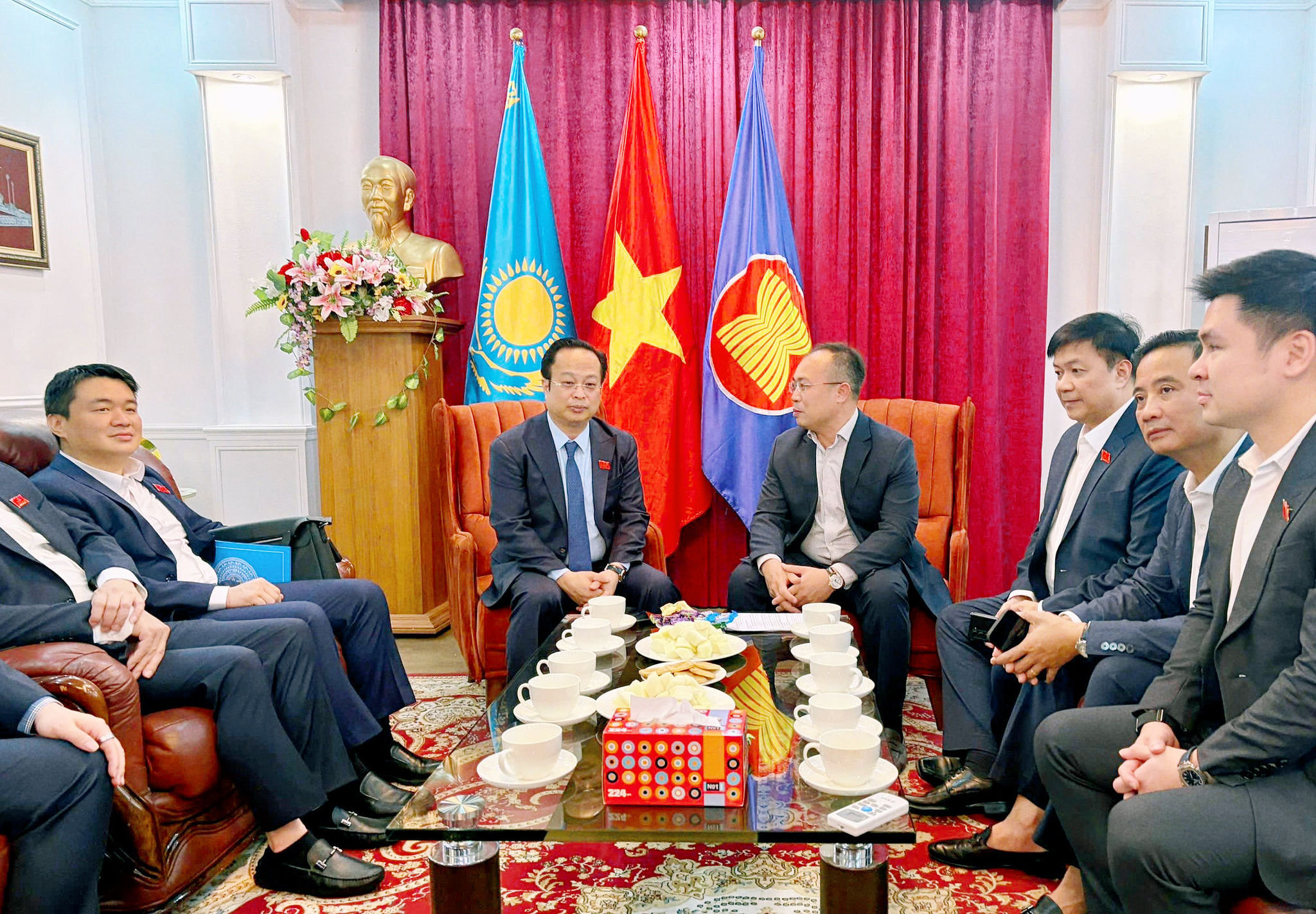 Đoàn đại biểu thành phố Hà Nội làm việc tại Đại sứ quán Việt Nam tại Kazakhstan