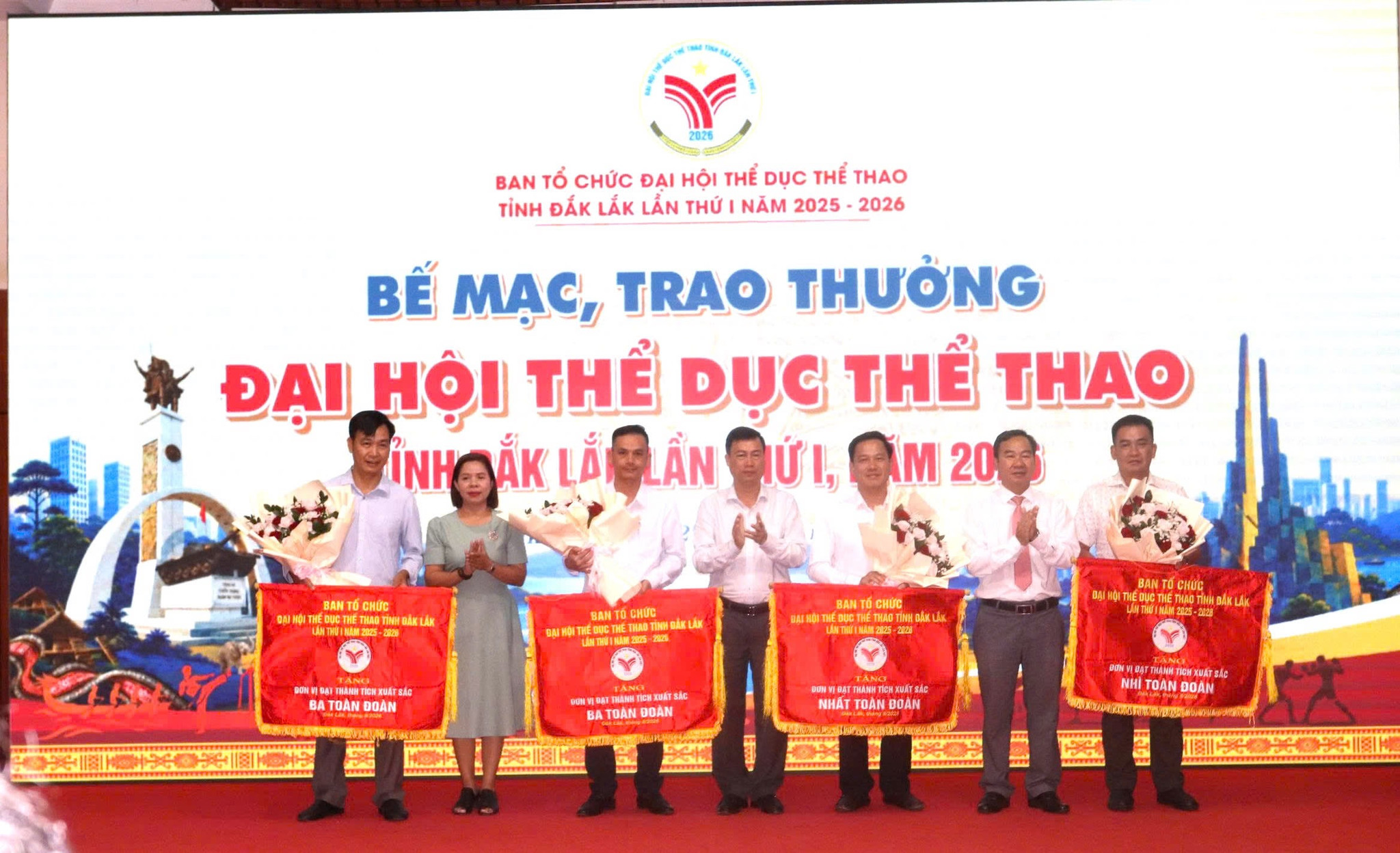 Ban Tổ chức trao tặng Bằng khen các tập thể có thành tích xuất sắc