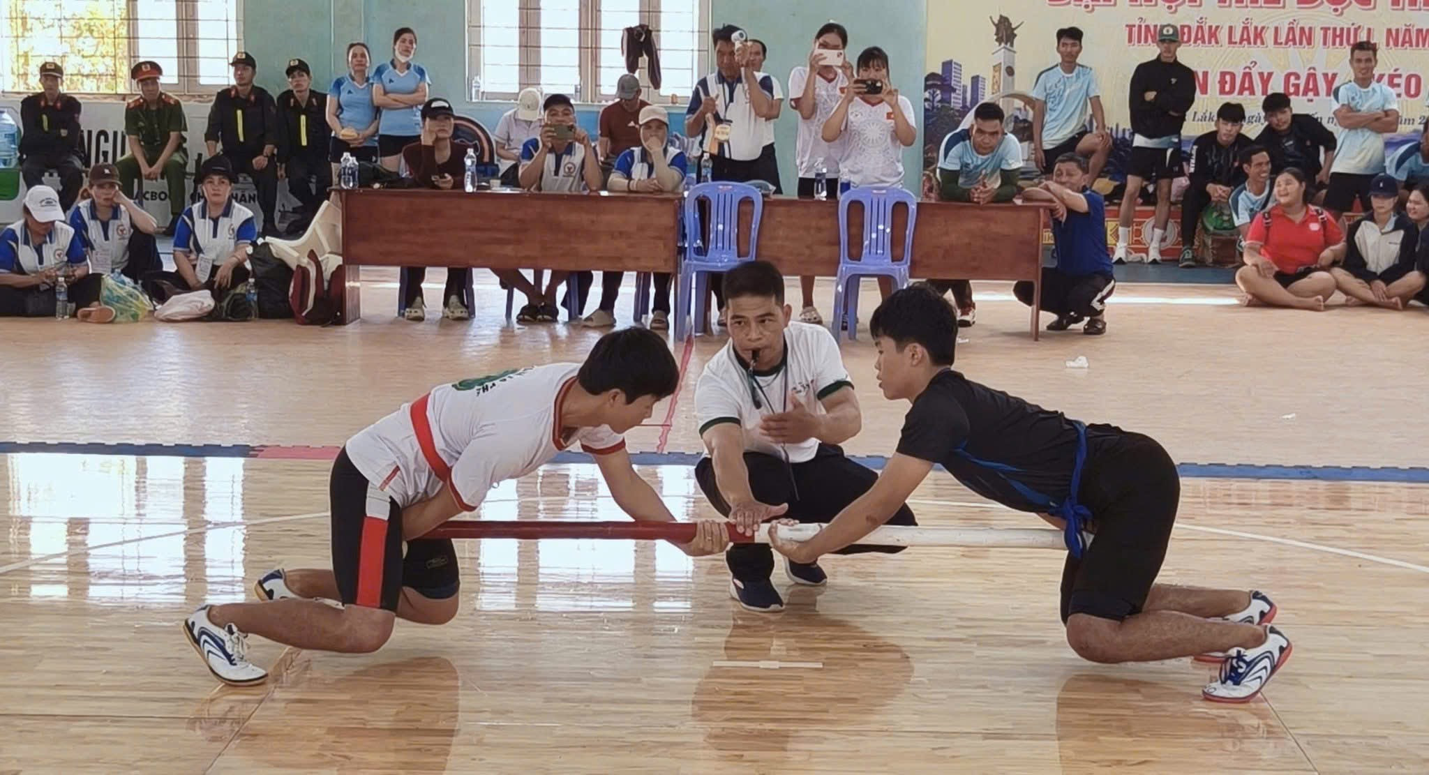 Màn so tài hấp dẫn môn đẩy gậy