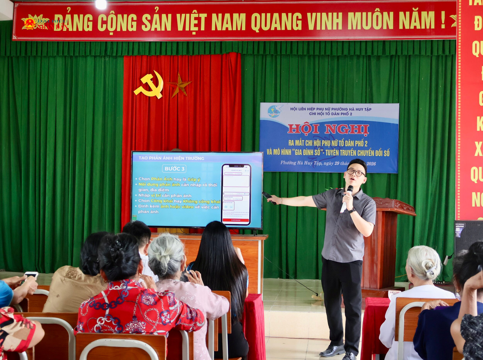 Hội viên Tổ dân phố 2, phường Hà Huy Tập được hướng dẫn sử dụng ứng dụng công dân số.