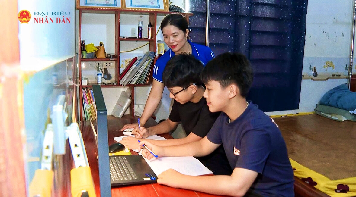 Chị Trần Thị Ngọc Tú đồng hành cùng các con trong học tập và khai thác internet đúng mục đích. Ảnh: Hải Phong