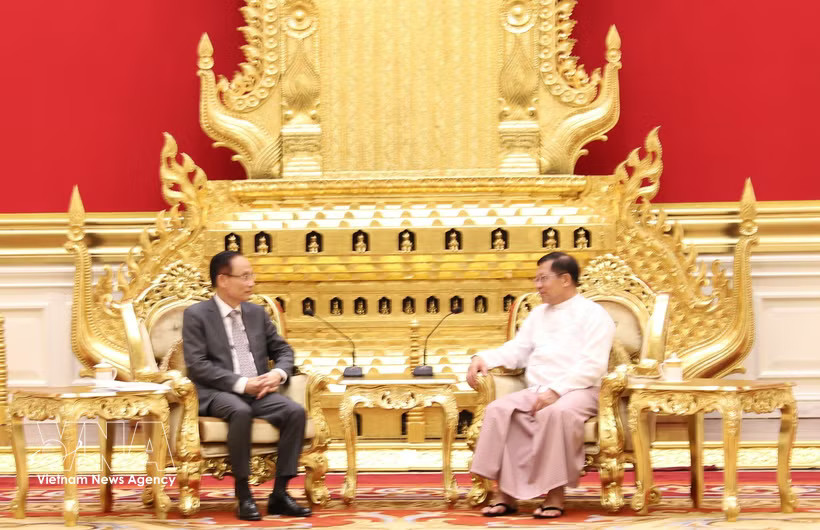 Minister of Foreign Affairs Le Hoai Trung (left) and Myanmar President Min Aung Hlaing (Photo: VNA)
