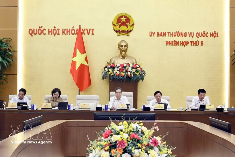 NA President Tran Thanh Man (centre) speaks at the meeting. (Photo: VNA)