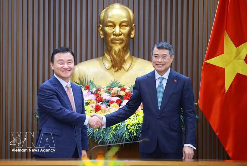 Prime Minister Le Minh Hung (R) and CEO of Samsung Electronics Roh Tae-moon. (Photo: VNA)