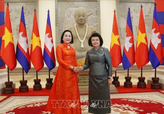 Chủ tịch Quốc hội Campuchia Khuon Sudary (phải) chào mừng Phó Chủ tịch Quốc hội Nguyễn Thị Thanh