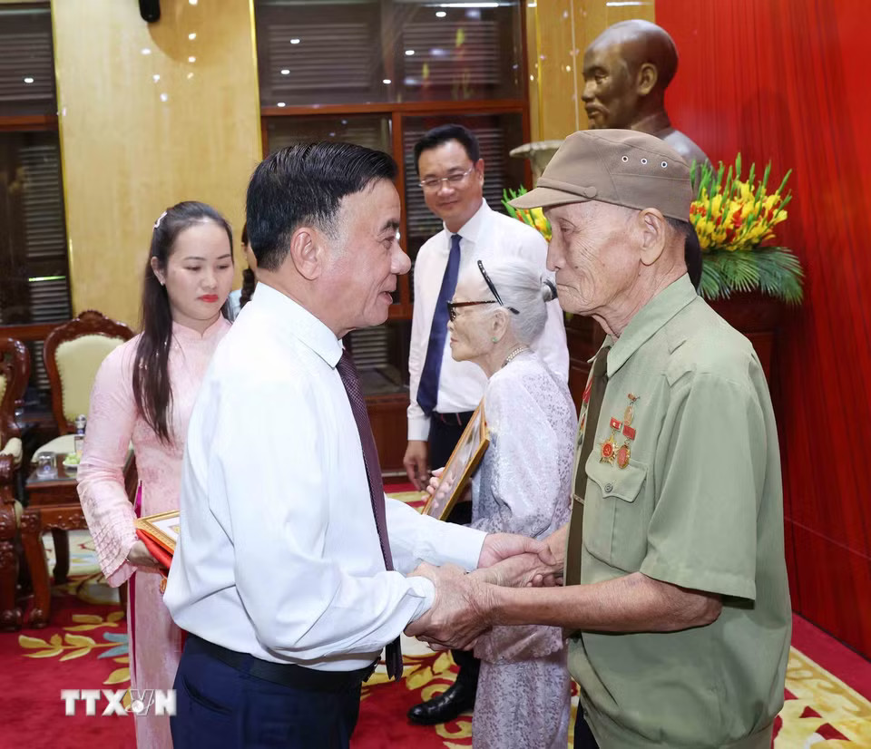 Thường trực Ban Bí thư Trần Cẩm Tú trao Huy hiệu 80 năm tuổi Đảng cho đảng viên lão thành Hồ Văn Lang, Đảng bộ thành phố Đà Nẵng