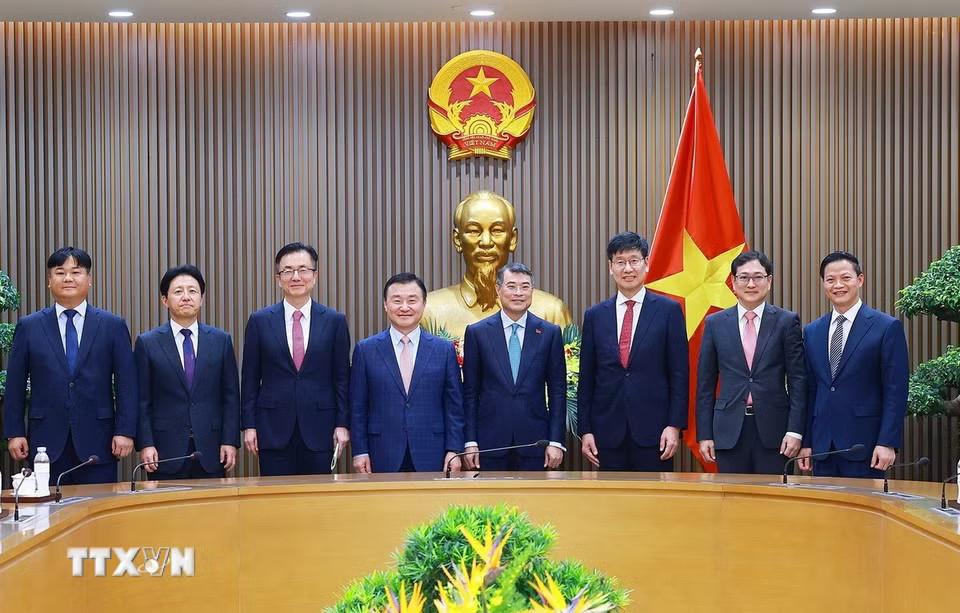 Thủ tướng Lê Minh Hưng; Tổng Giám đốc điều hành Samsung điện tử Roh Tae Moon và các thành viên tham dự cuộc tiếp