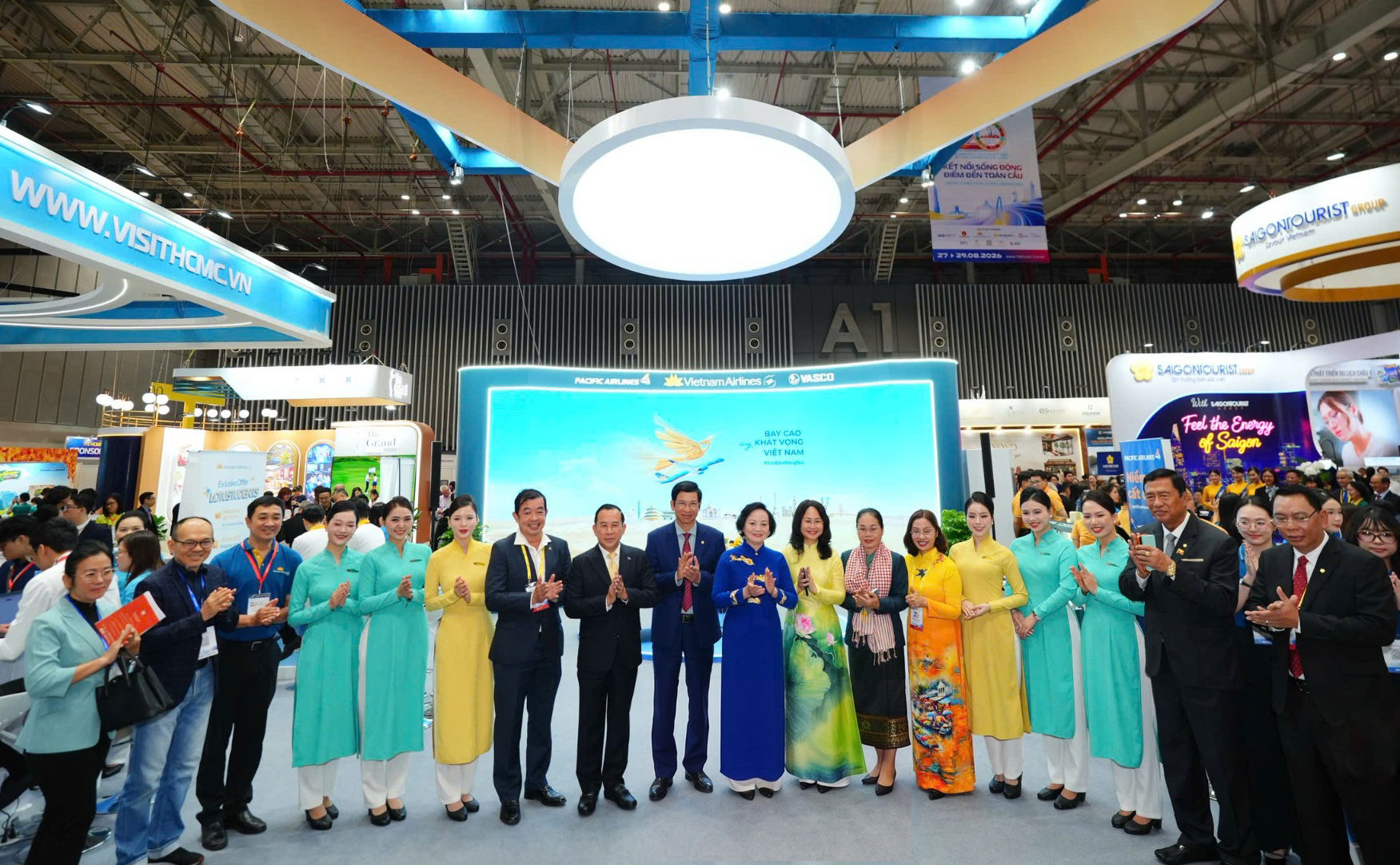 1. Phó Thủ tướng Chính phủ Phạm Thị Thanh Trà (đứng thứ 9 từ phải sang) cùng các đại biểu lãnh đạo ngành du lịch Việt Nam, Campuchia và Lào tham quan gian hàng Vietnam Airlines tại ITE HCMC 2026.