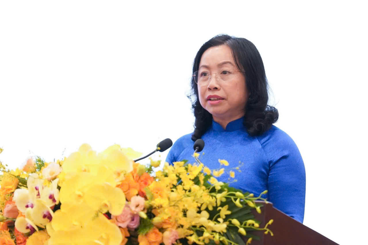 Phó Chủ tịch Tổng Liên đoàn Lao động Việt Nam Thái Thu Xương trình bày Báo cáo tóm tắt sơ kết 5 năm thực hiện Nghị quyết 02-NQ/TW
