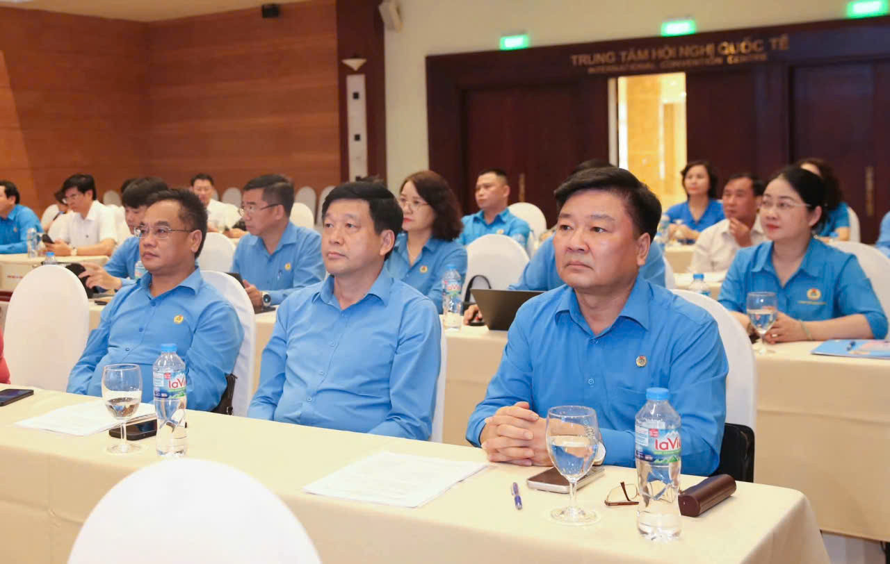 Các đại biểu tham dự hội nghị