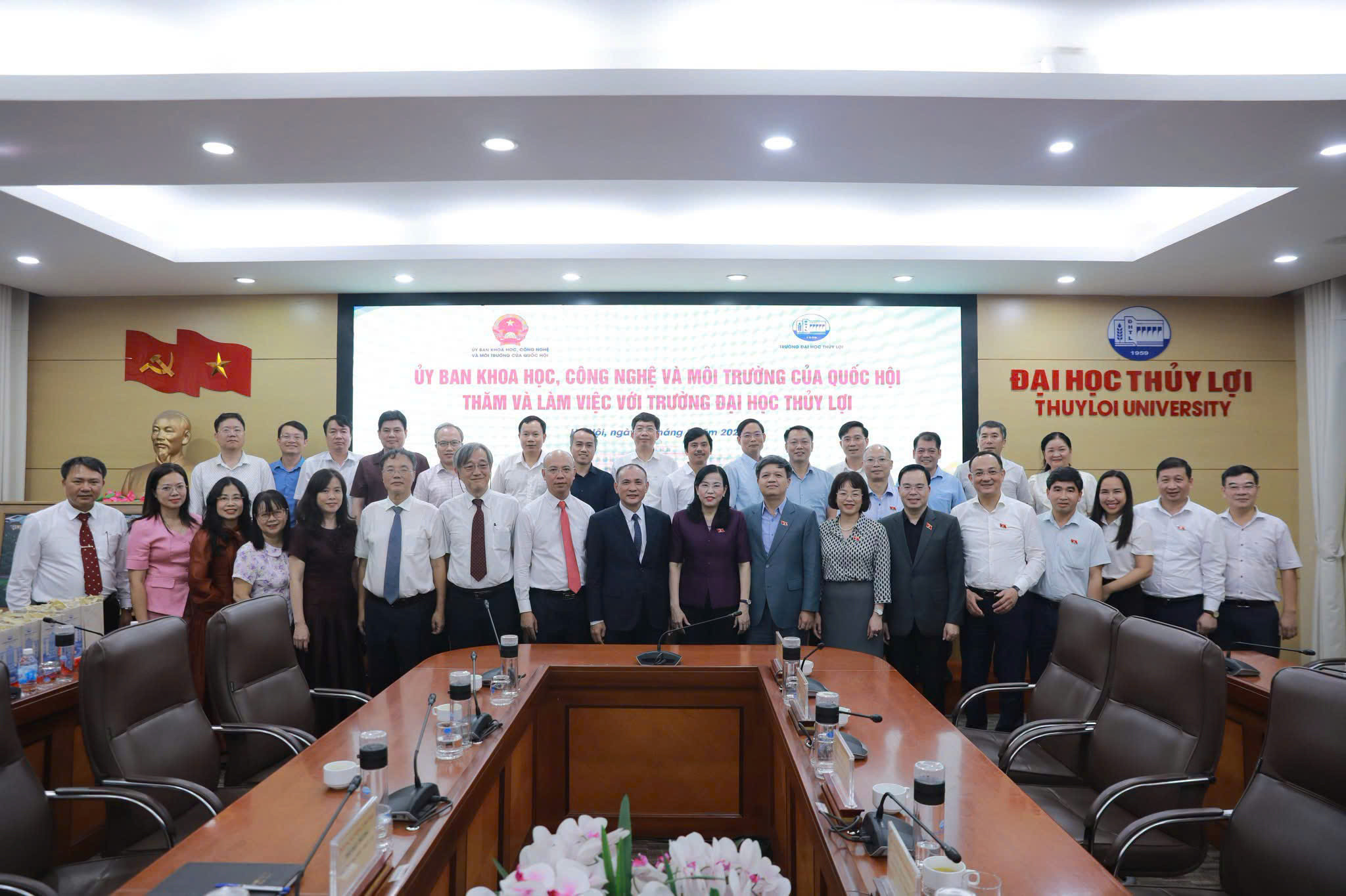 Các đại biểu tham dự buổi làm việc