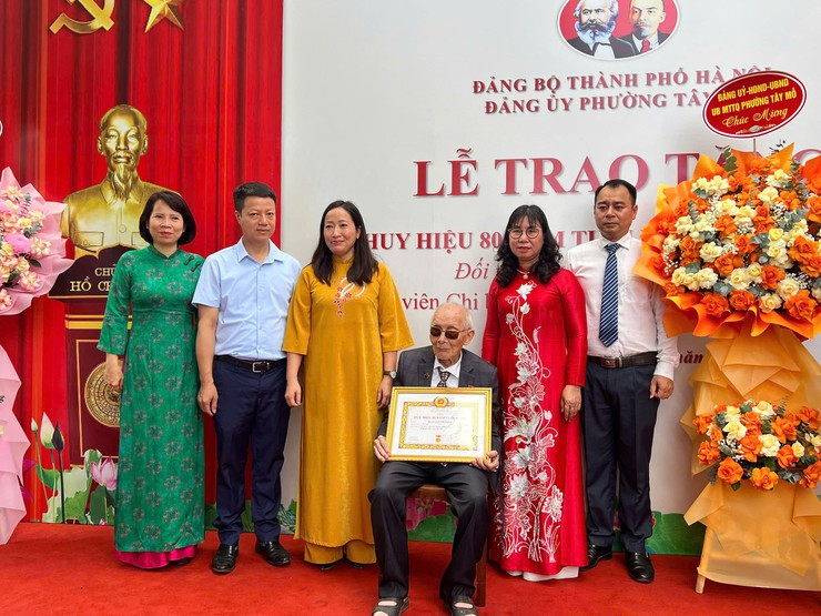 Thành ủy Hà Nội trao Huy hiệu 80 năm tuổi Đảng tại nhà riêng cho đảng viên lão thành Nguyễn Huynh