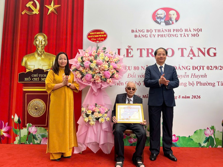 Thành ủy Hà Nội trao Huy hiệu 80 năm tuổi Đảng tại nhà riêng cho đảng viên lão thành Nguyễn Huynh