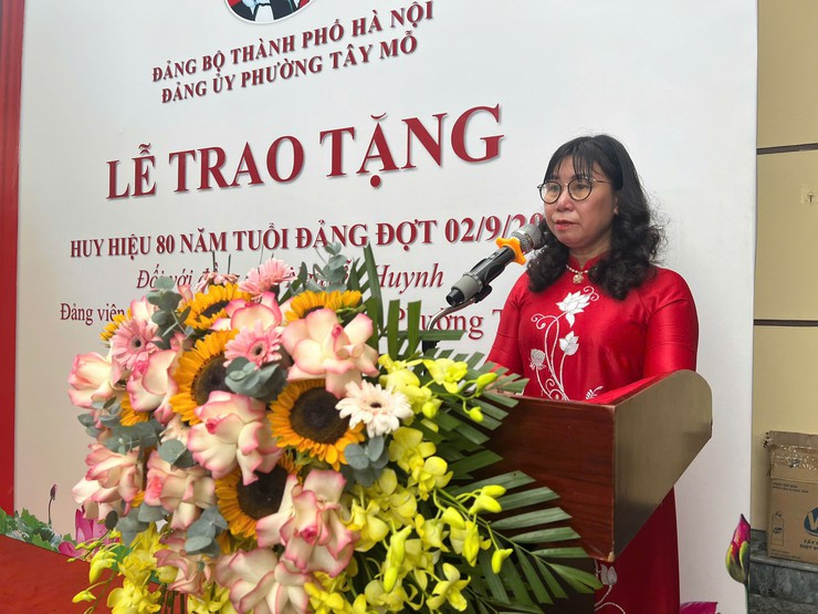 Thành ủy Hà Nội trao Huy hiệu 80 năm tuổi Đảng tại nhà riêng cho đảng viên lão thành Nguyễn Huynh