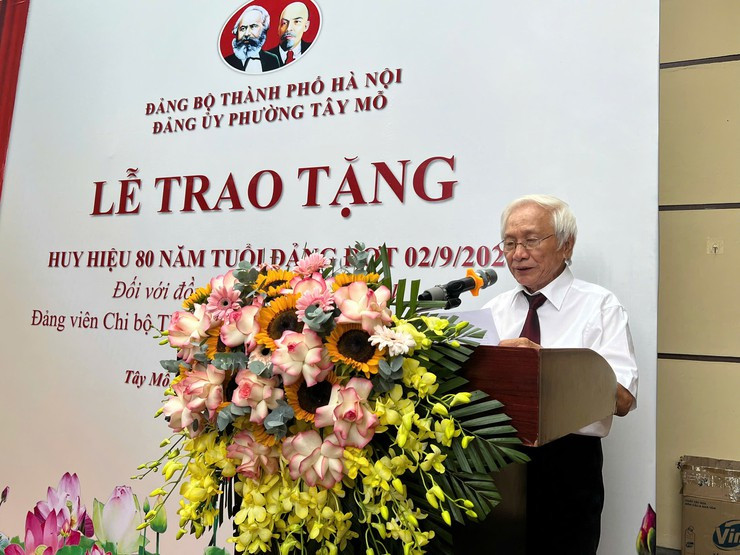 Thành ủy Hà Nội trao Huy hiệu 80 năm tuổi Đảng tại nhà riêng cho đảng viên lão thành Nguyễn Huynh