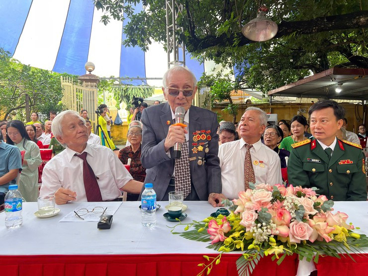 Thành ủy Hà Nội trao Huy hiệu 80 năm tuổi Đảng tại nhà riêng cho đảng viên lão thành Nguyễn Huynh